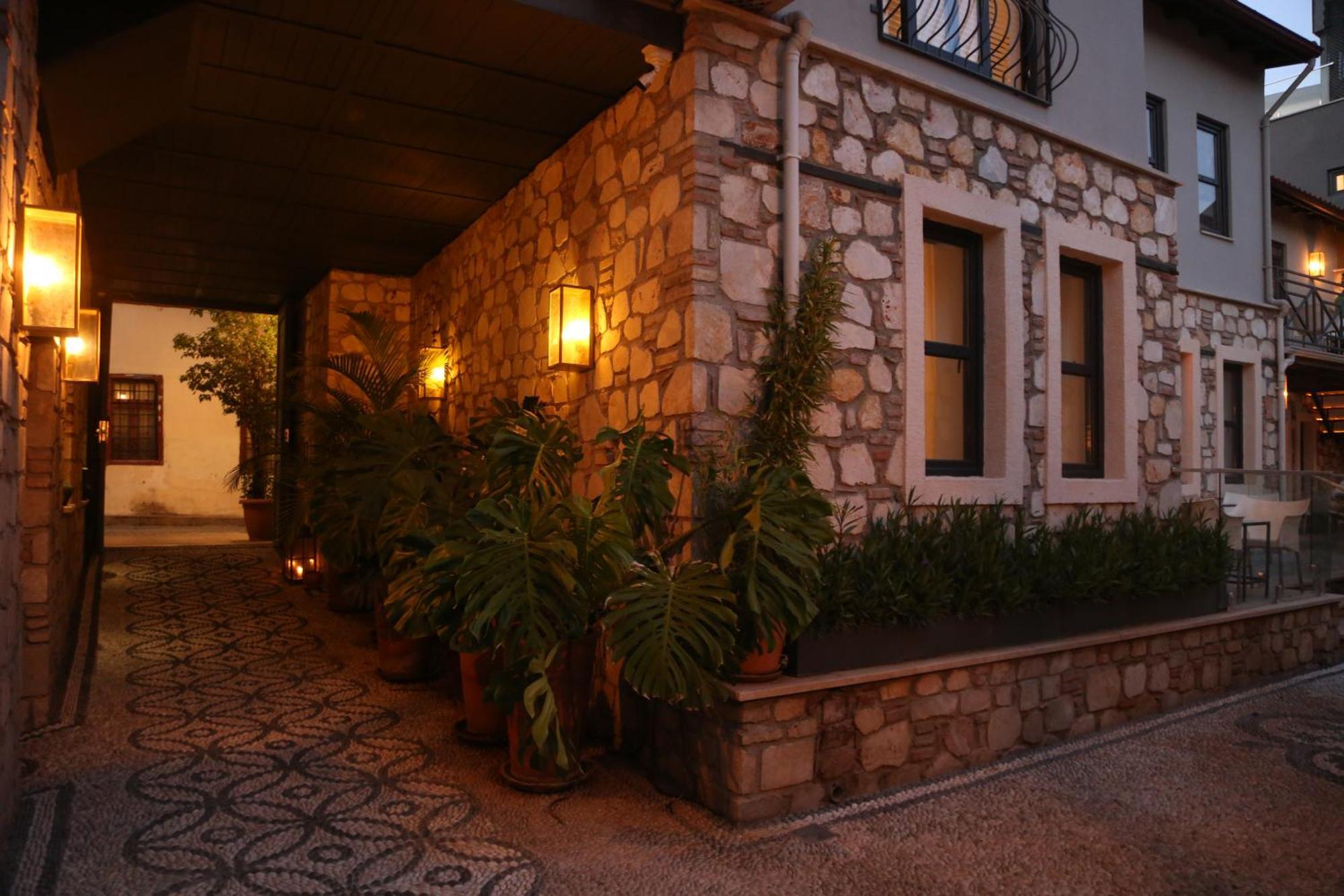 Magnificent Flat With Patio Near Hadrian's Gate Antalya
