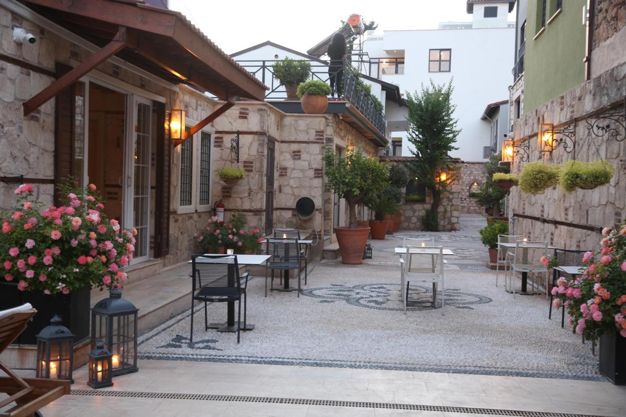Magnificent Flat With Patio Near Hadrian's Gate Apartment