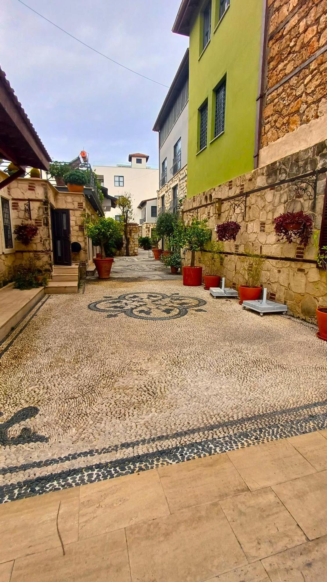 Magnificent Flat With Patio Near Hadrian's Gate Apartment