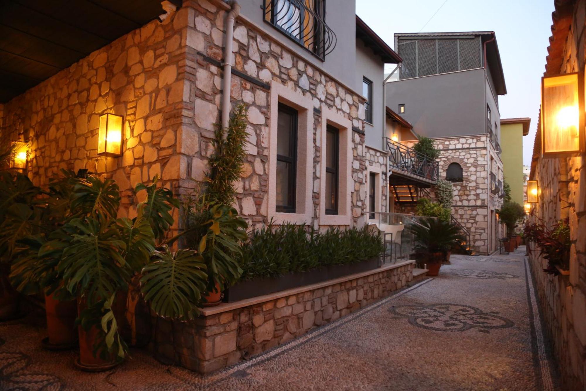 Lovely Flat With Balcony Near Hadrian's Gate Apartment Antalya