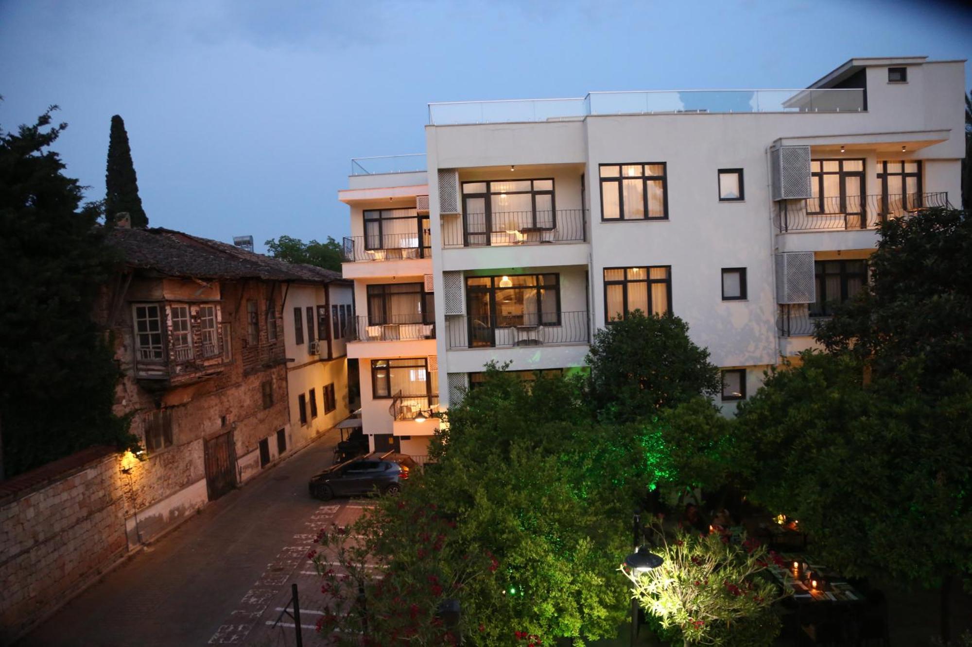 Lovely Flat With Balcony Near Hadrian's Gate Apartment *