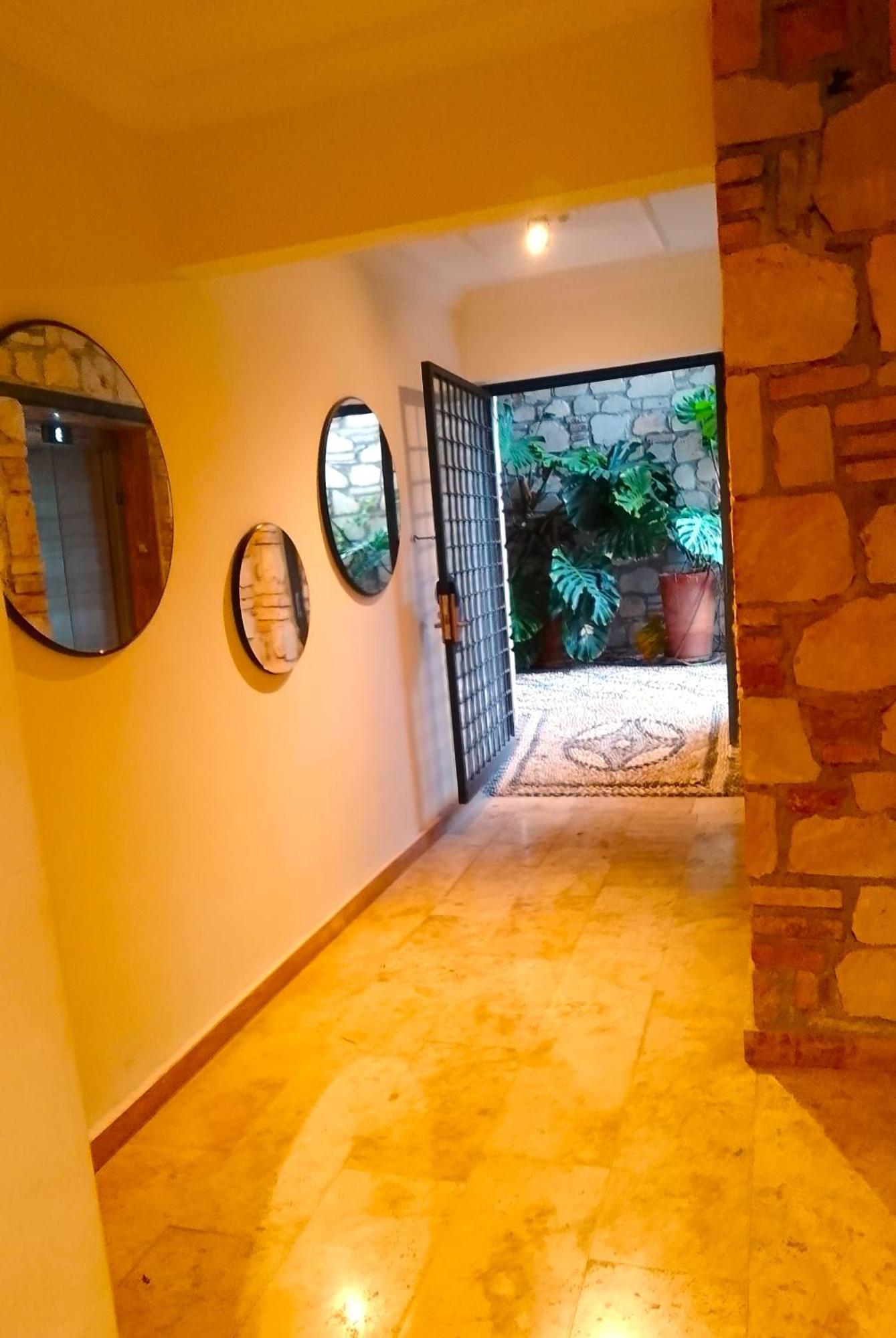 Apartment Lovely Flat With Balcony Near Hadrian's Gate *