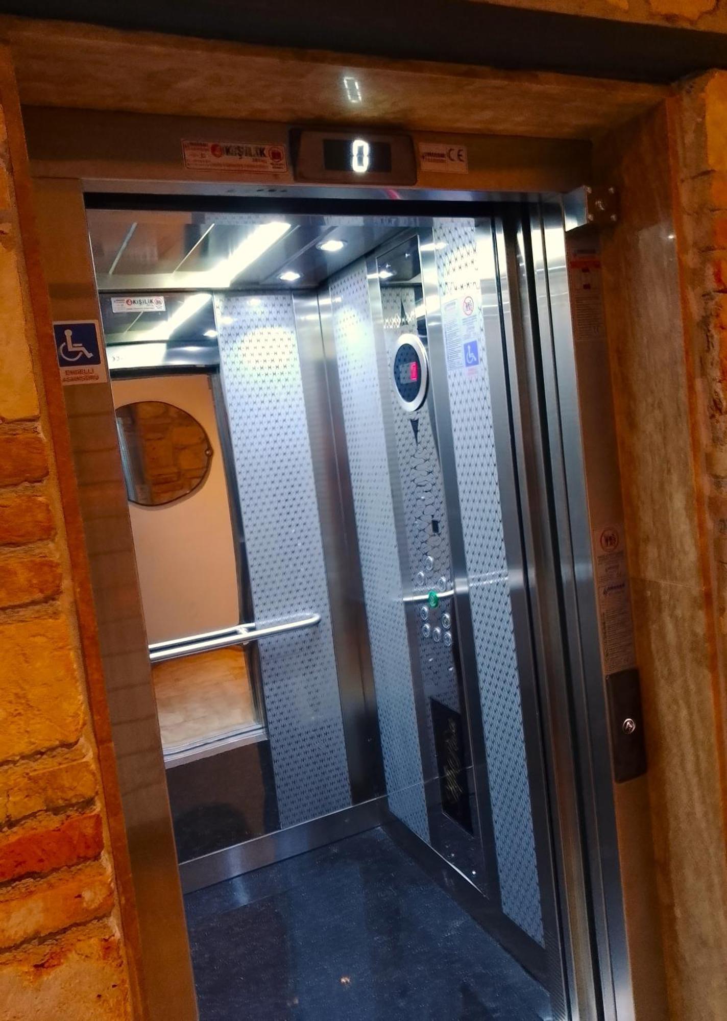 Lovely Flat With Balcony Near Hadrian's Gate *