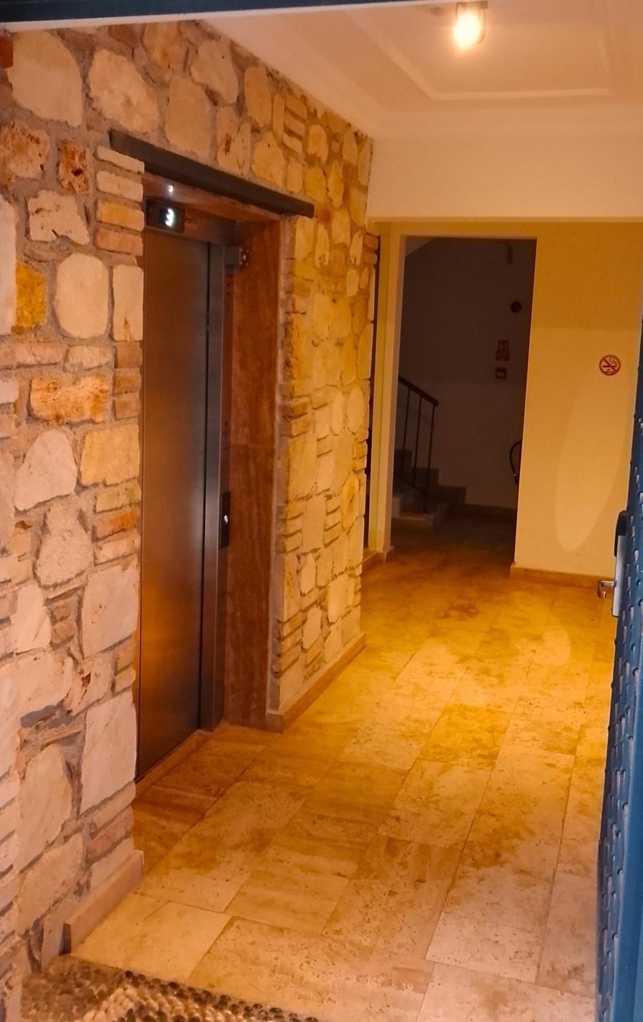 Lovely Flat With Balcony Near Hadrian's Gate Apartment Antalya