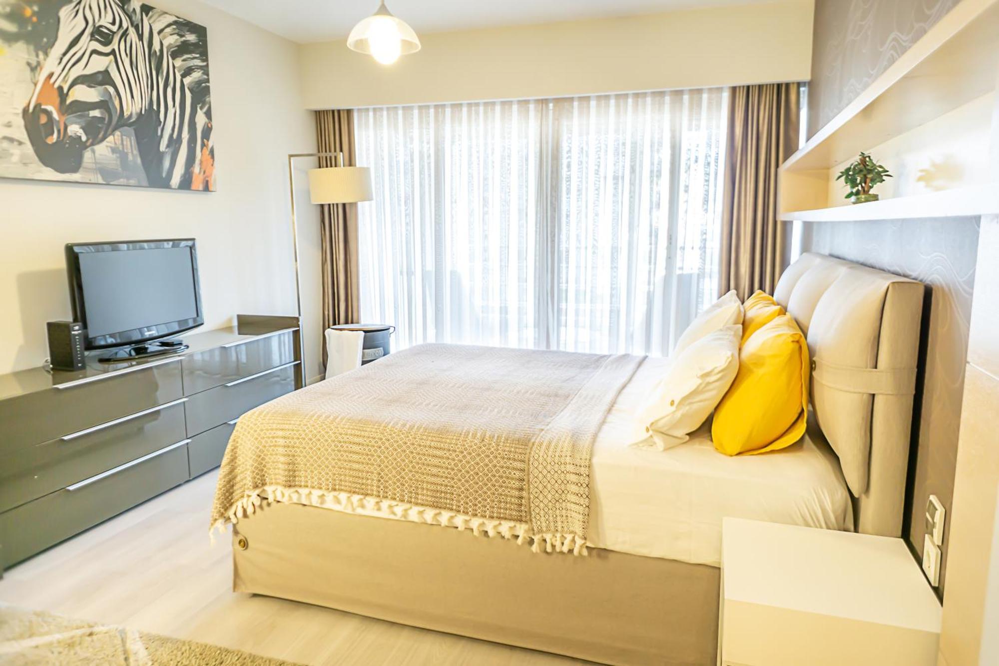 Downtown Oasis - Spacious Modern 3-br Flat Near Beachpark