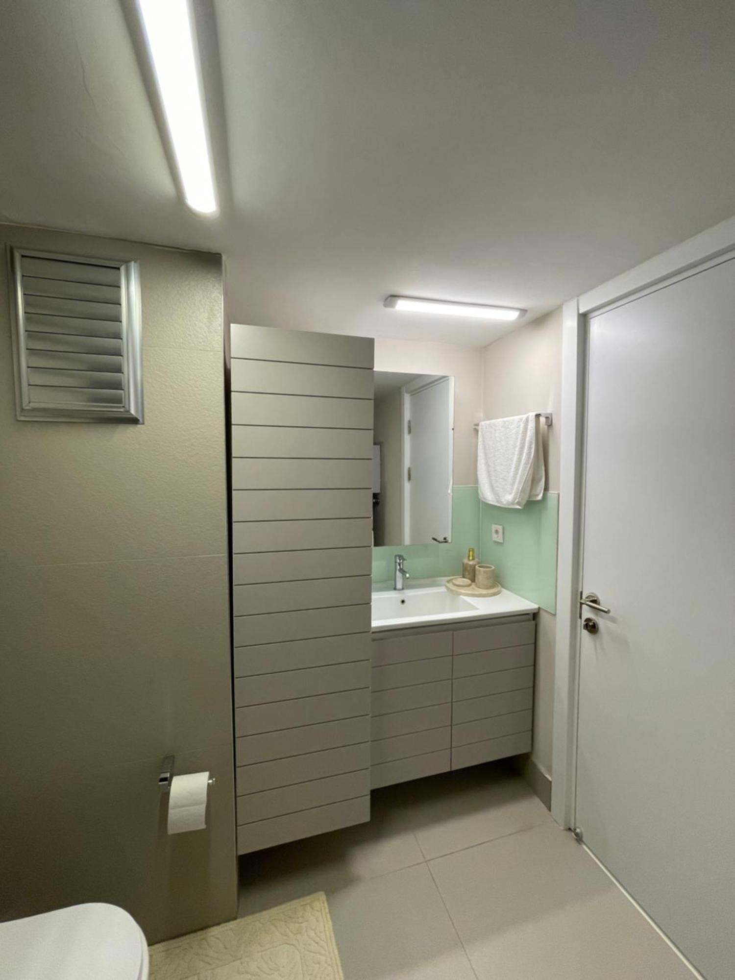 Downtown Oasis - Spacious Modern 3-br Flat Near Beachpark Apartment *