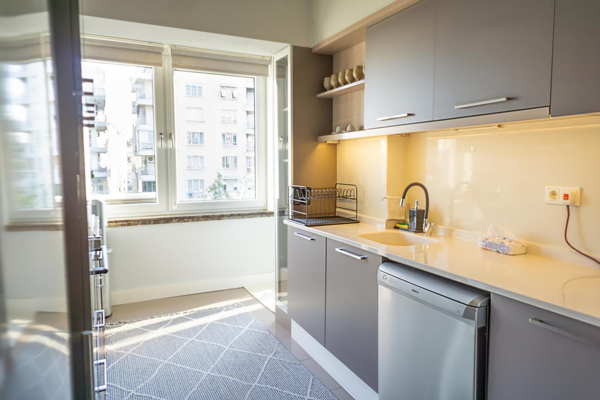 Downtown Oasis - Spacious Modern 3-br Flat Near Beachpark *