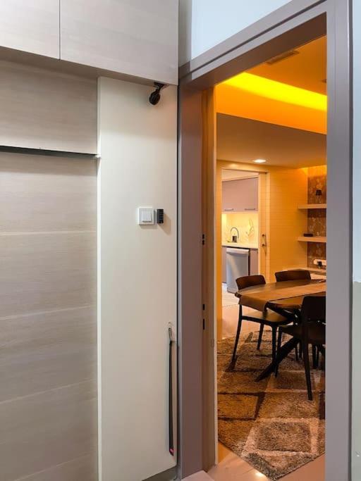 Downtown Oasis - Spacious Modern 3-br Flat Near Beachpark *