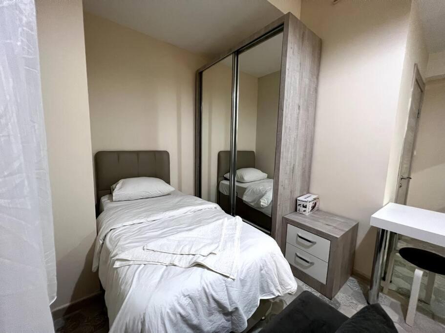 Apartment Basement Floor, Erasta Mall Karsisi, 1+0 Stuedyo '23' *