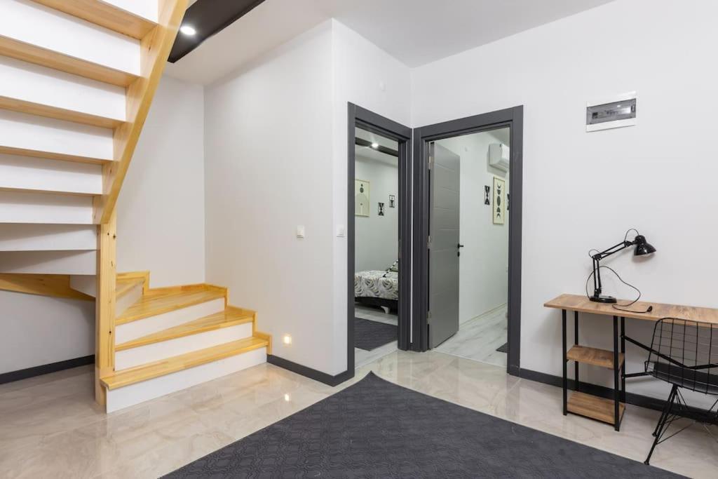3-sehir Merkezinde Bueyuek 3 Yatak Odasi Apartment