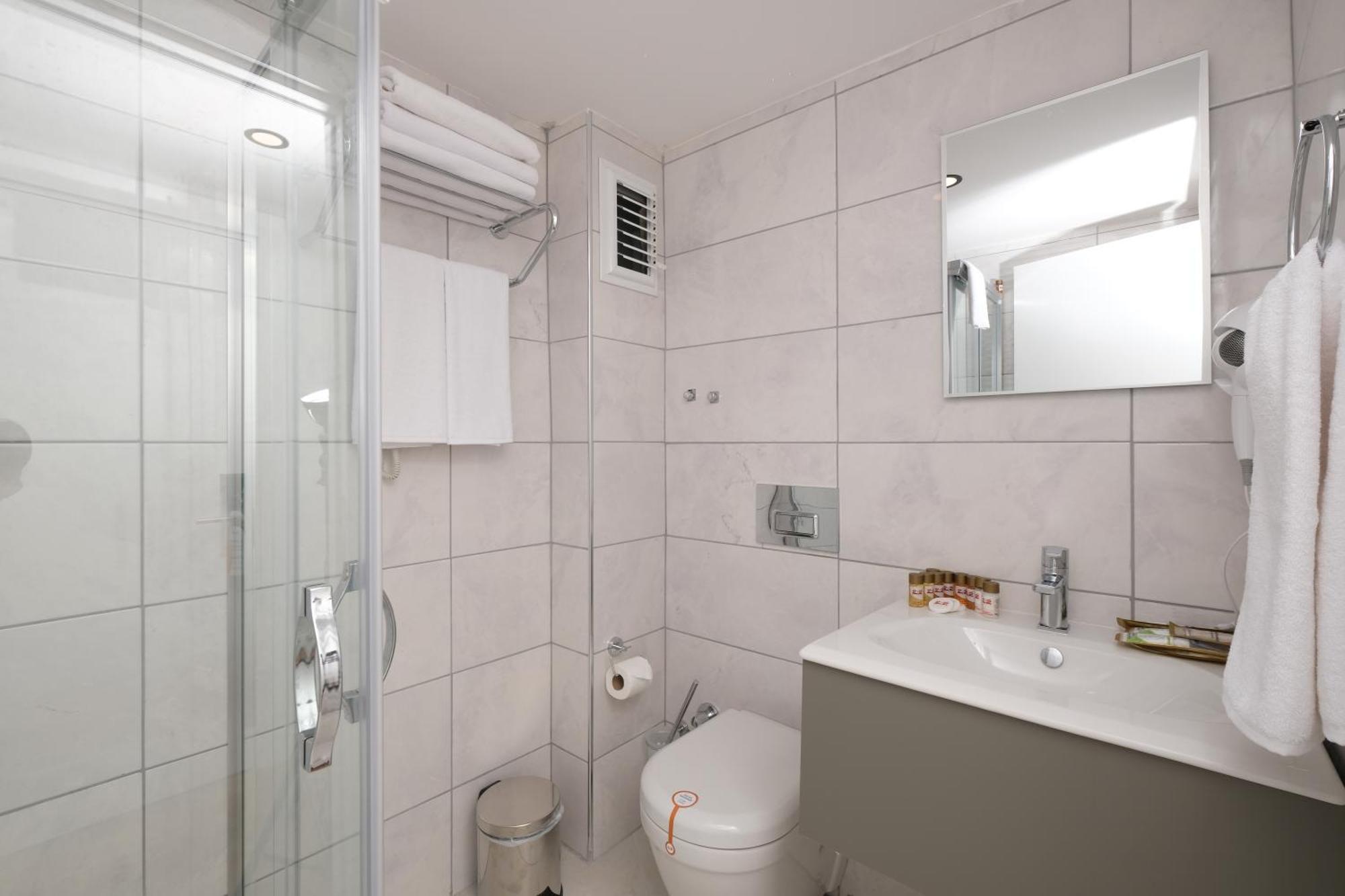 Hotel Tema 242 2*
