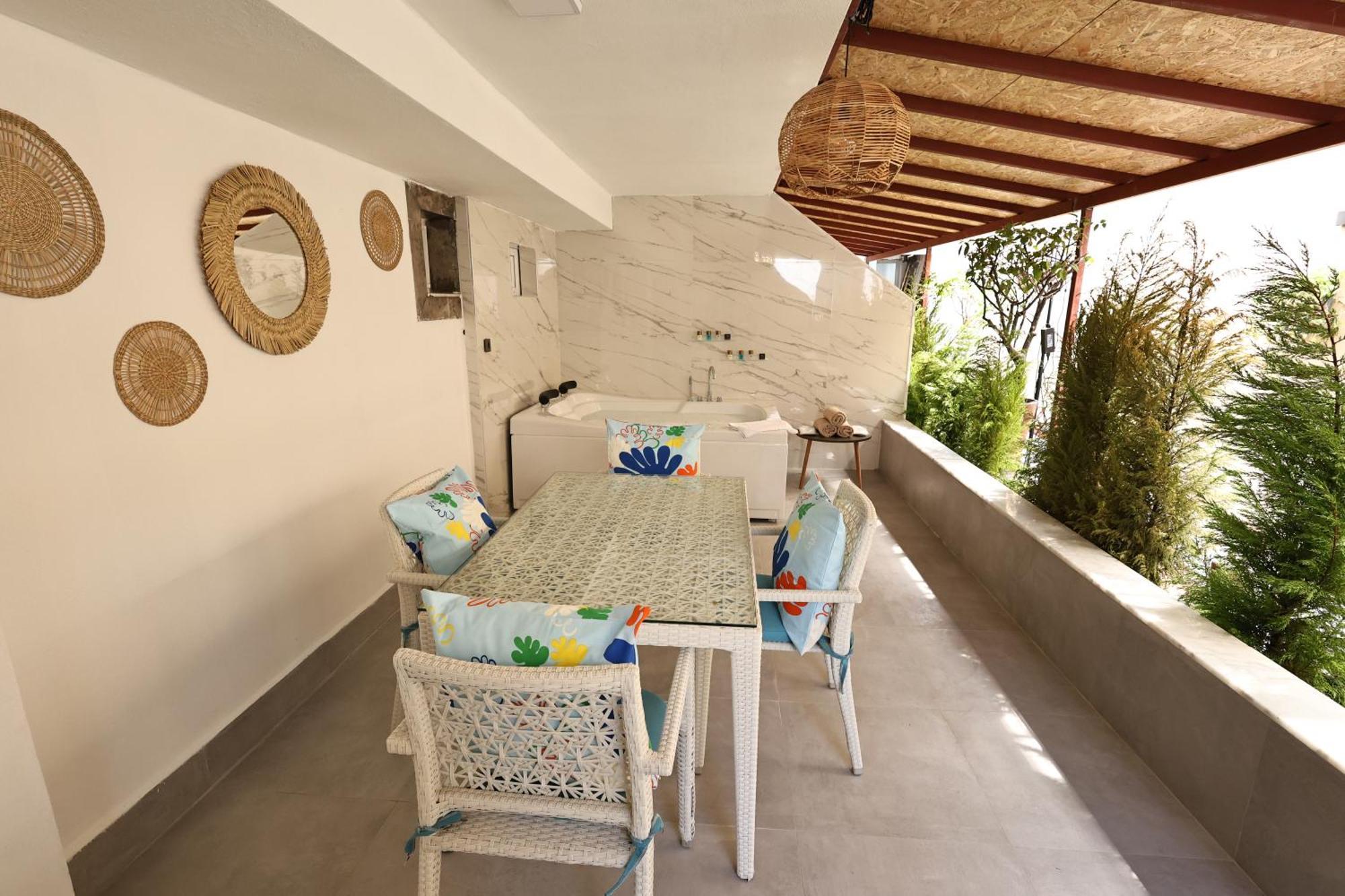 Apart Otel Livia 3*