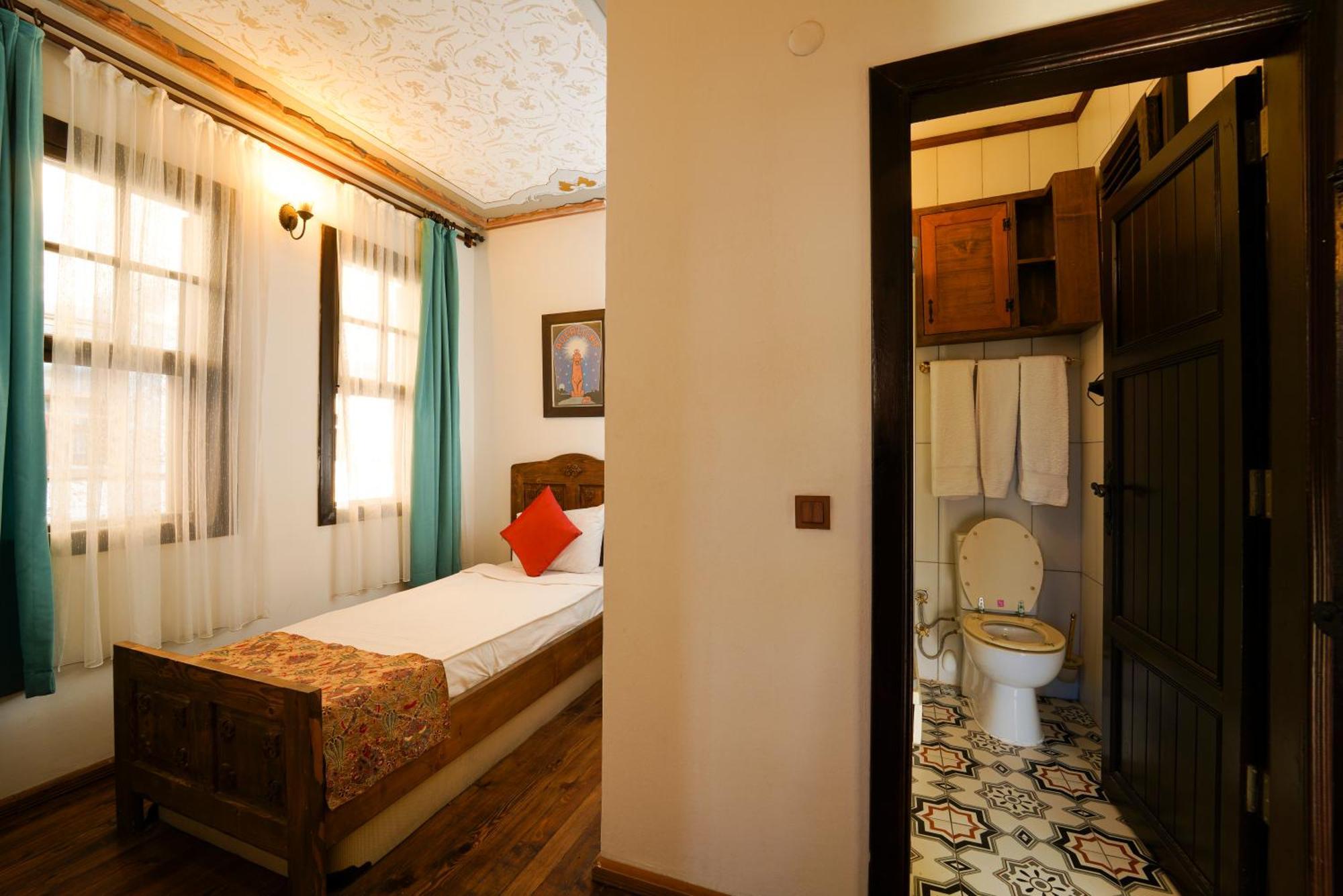 Hostel Old House Hotel&pub *