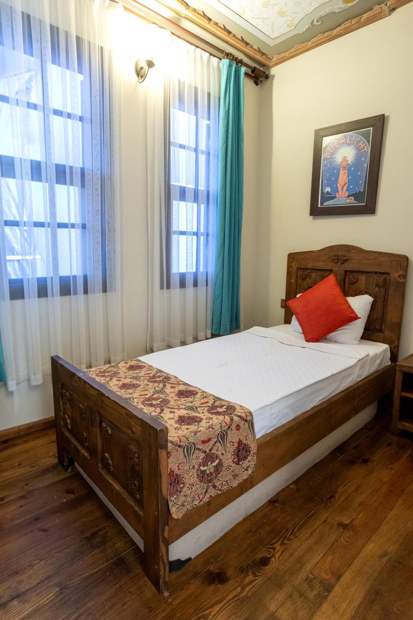 Old House Hotel&pub Hostel *