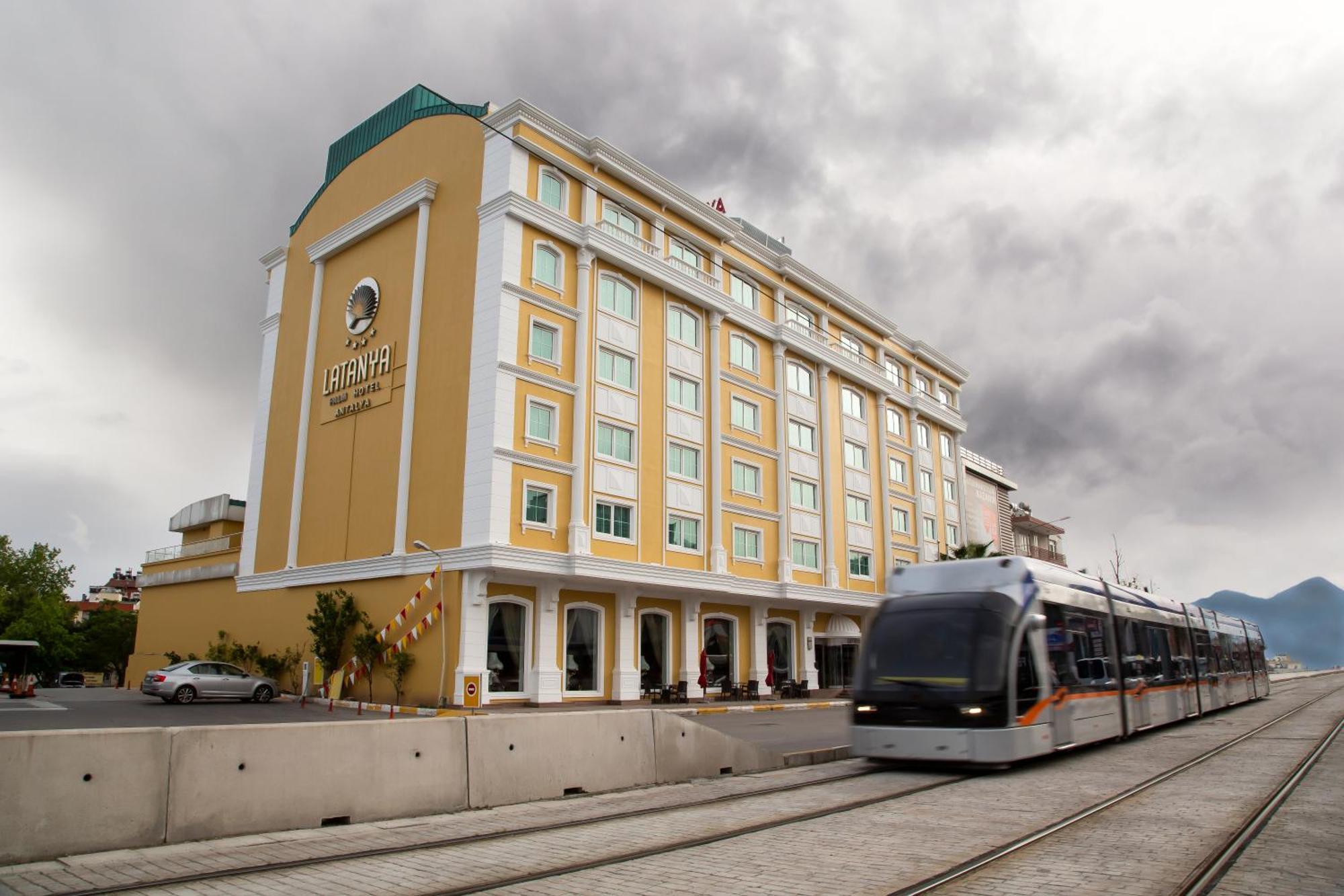 Latanya Palm & Hotel