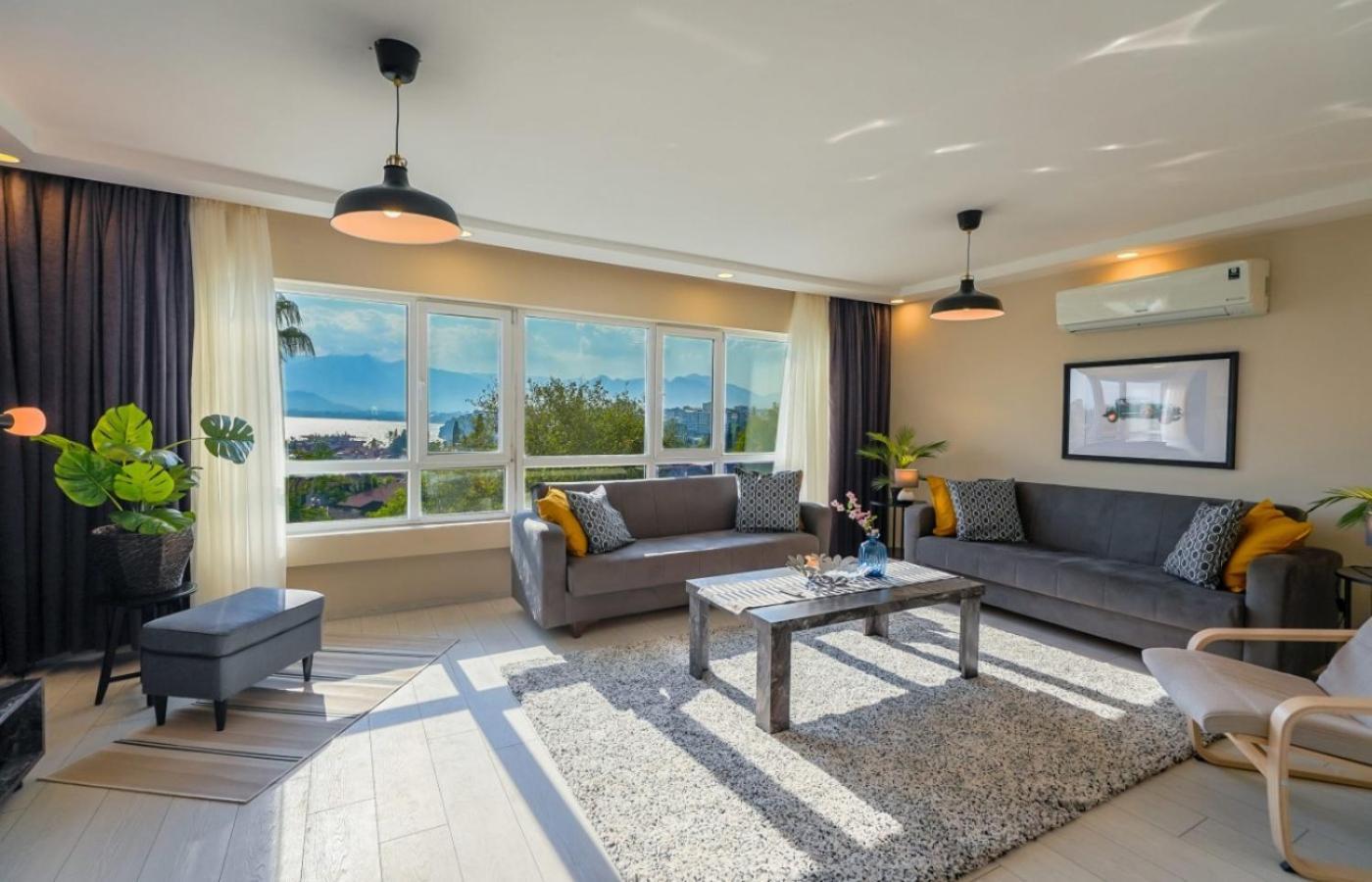 Chic Flat Near Hadrian's Gate Apartment Antalya