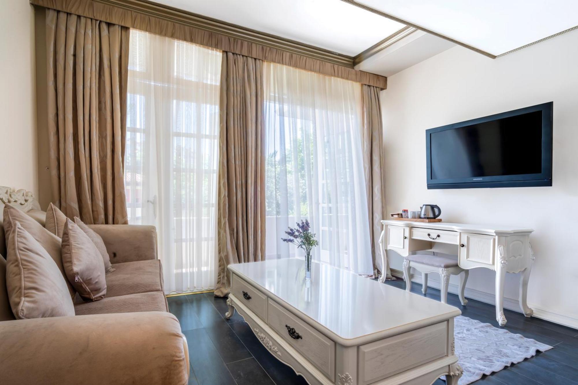 Elegance East Hotel