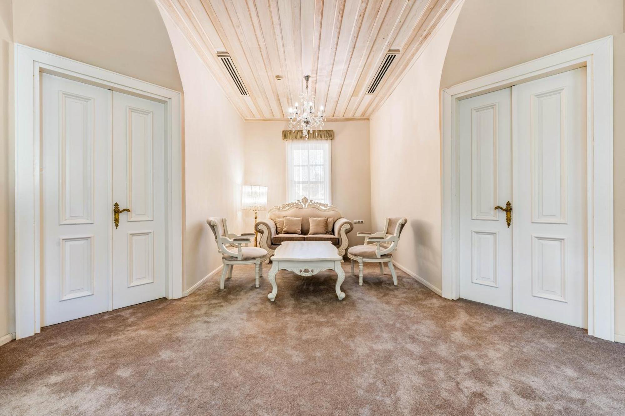 Elegance East 4*