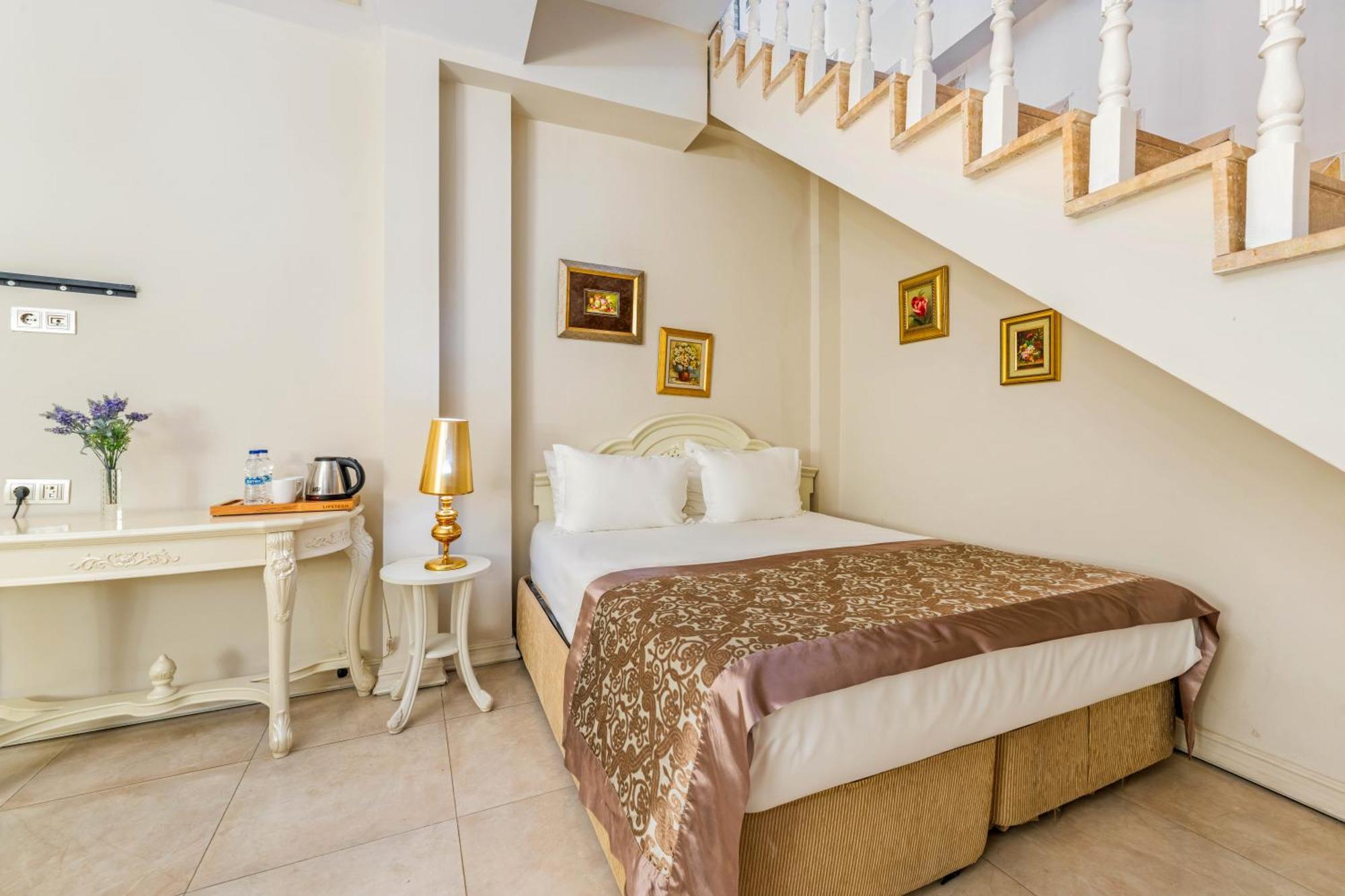 Elegance East Hotel 4*
