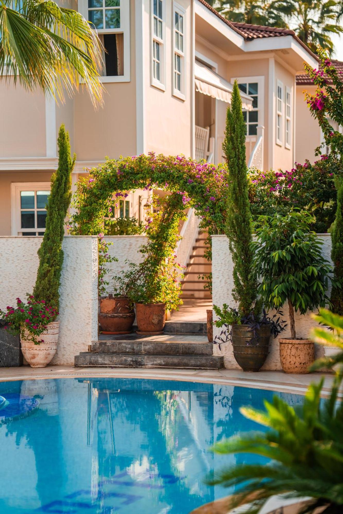 Elegance East Hotel 4*