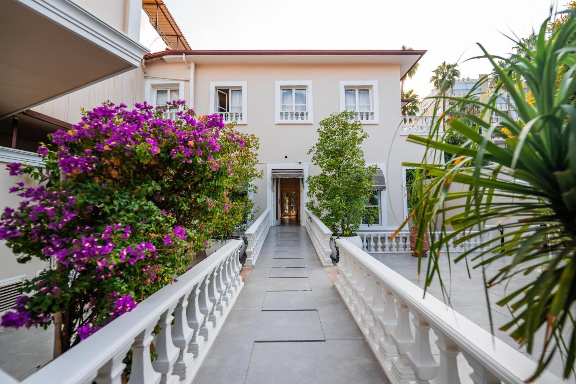 Elegance East Hotel 4*