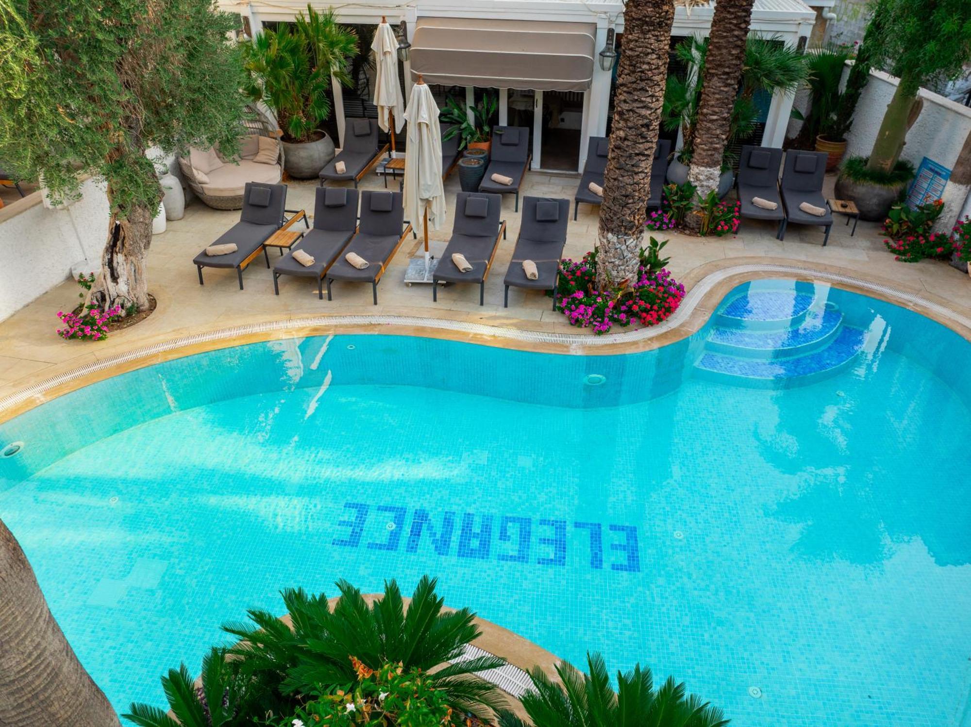 Elegance East Hotel 4*