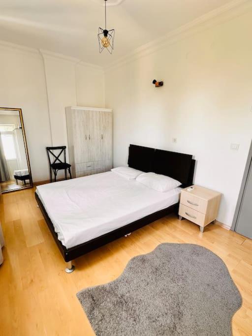 Denize Yakin, Ferah Apartment