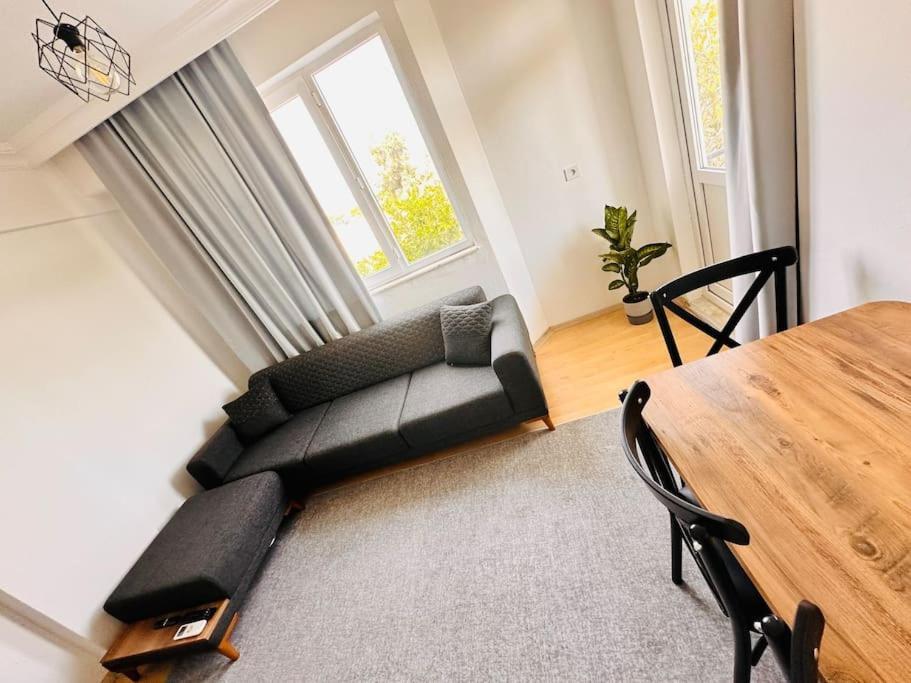 Denize Yakin, Ferah Apartment *