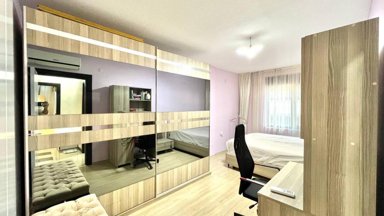 Sunny In Apartment