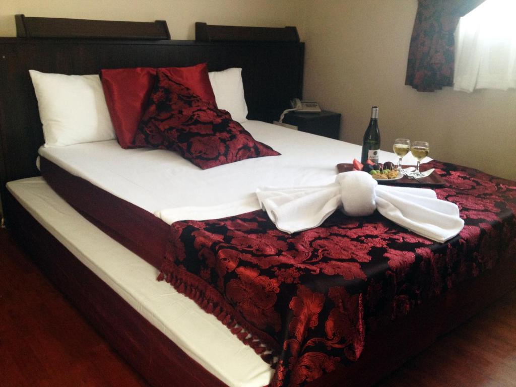 Queen Ra Otel