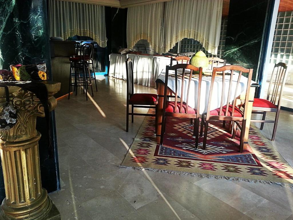Queen Ra Otel