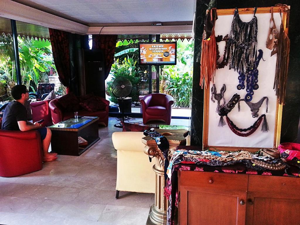 Queen Ra Otel