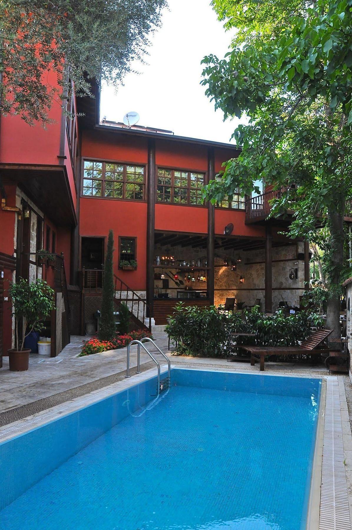 Candle Suites Hotel 4*
