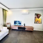 Eine Wunderschoene Wohnung Mit Pool Und Garten