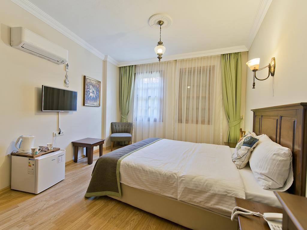 Hadrian Gate Otel