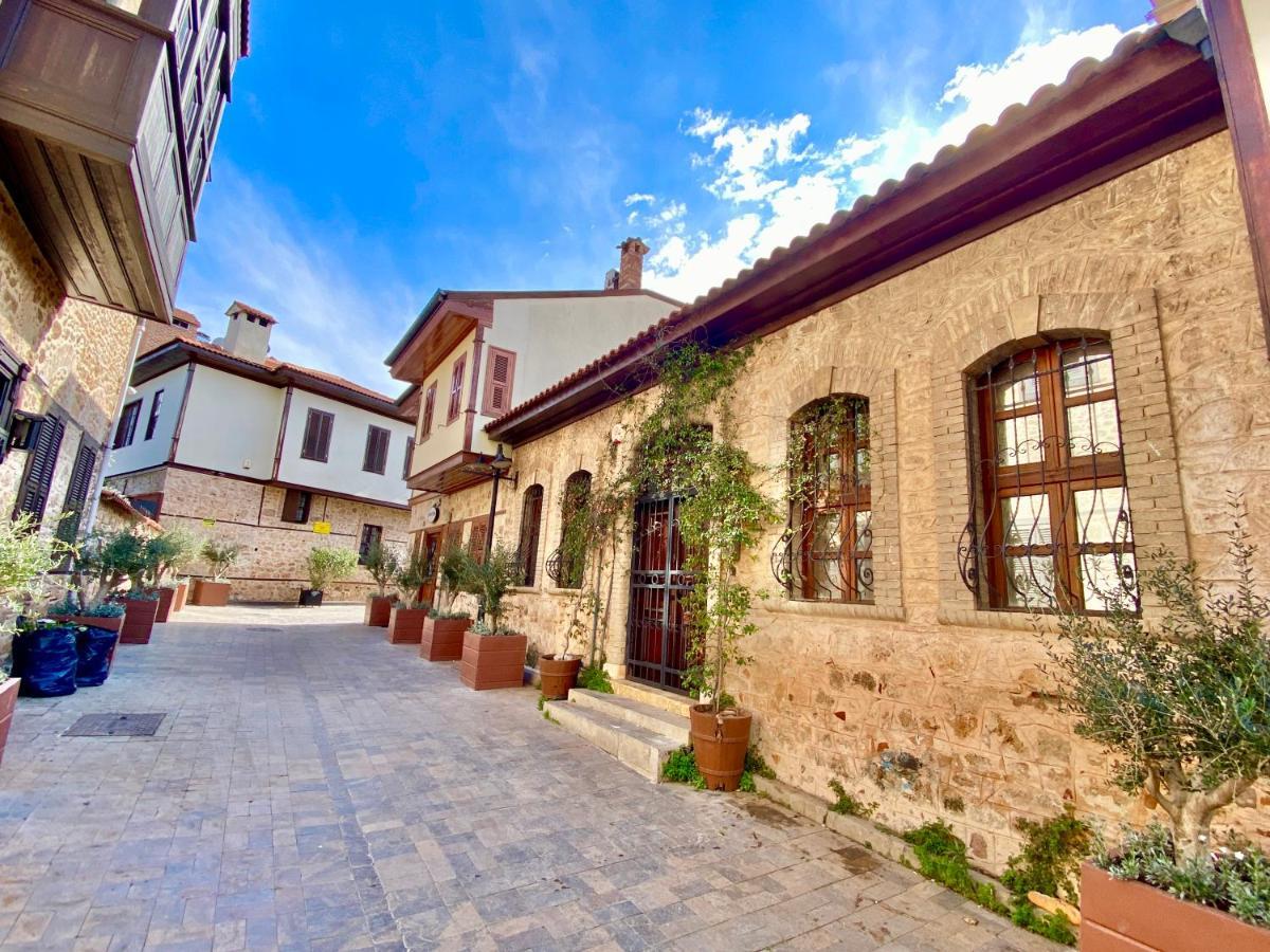 Old Town Famous Aparts *