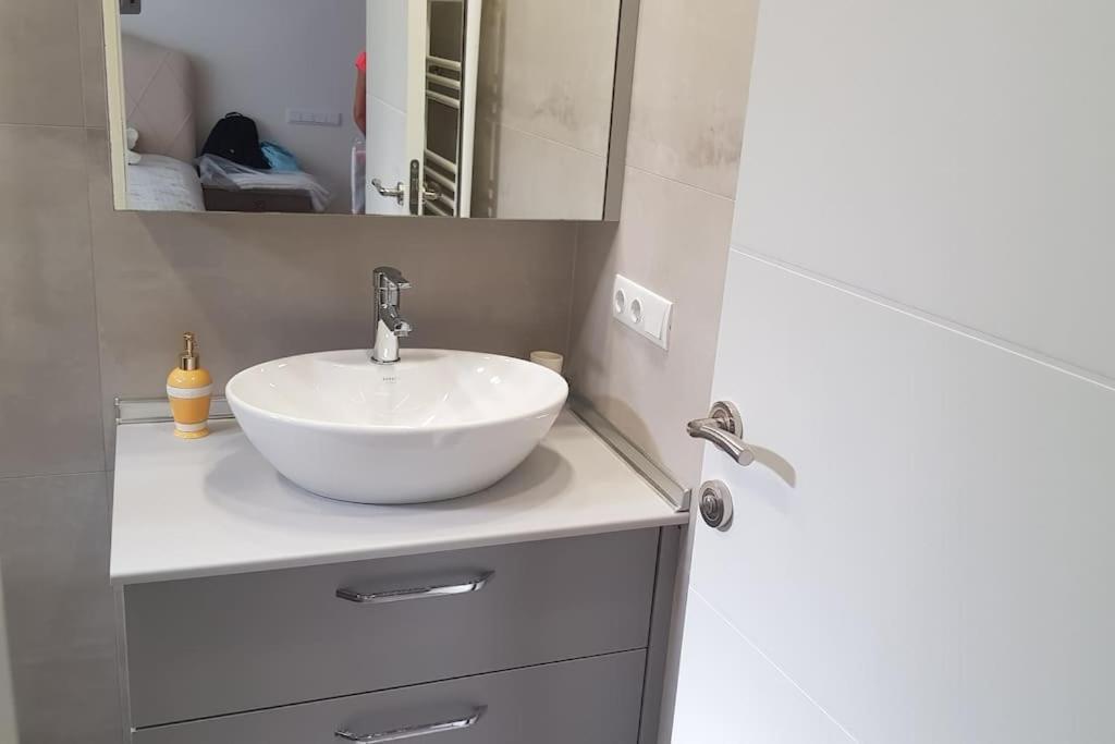 10 Location, Close To Beaches And Anywhere *