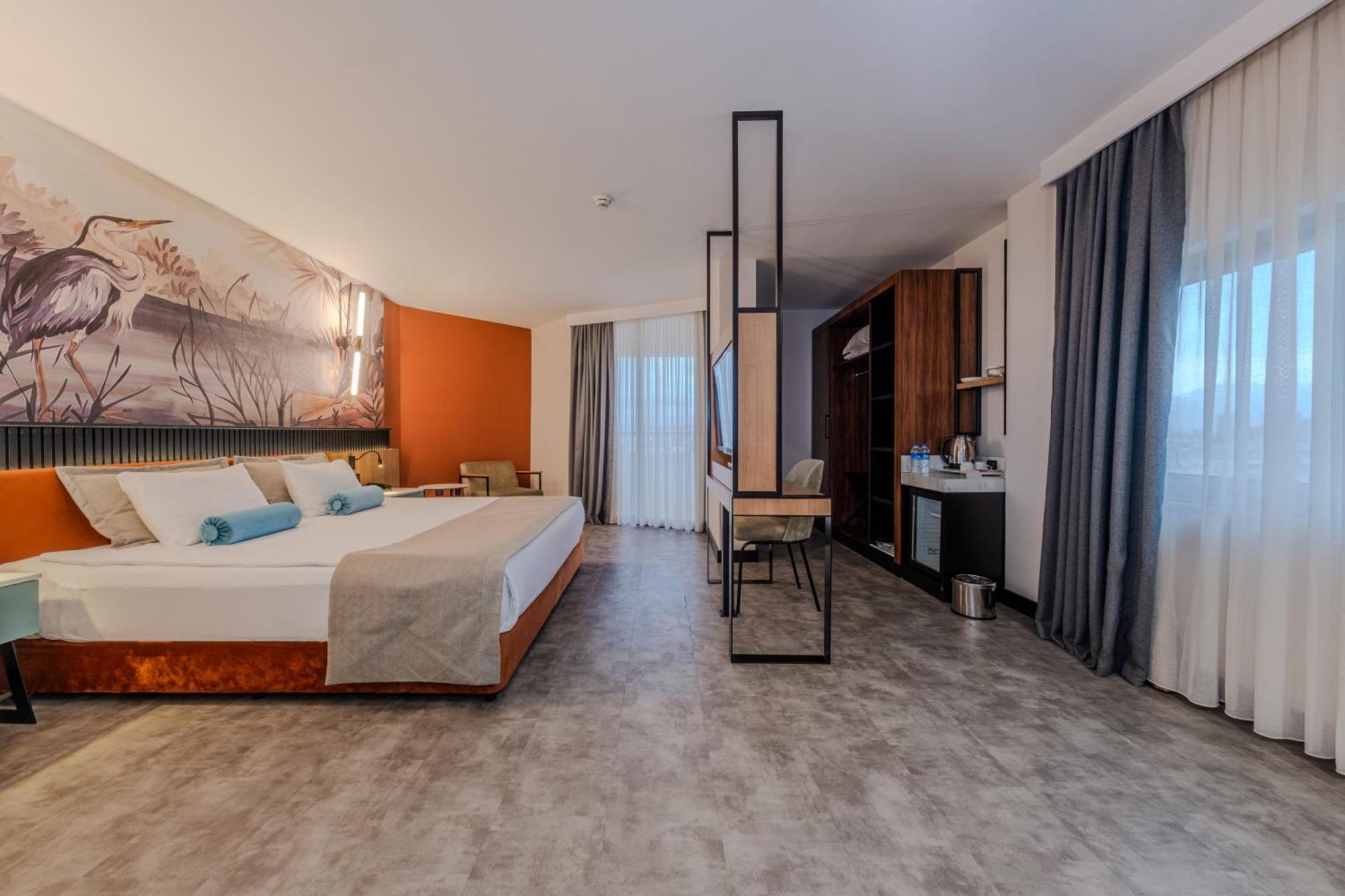 Western Khan Hotel 4*