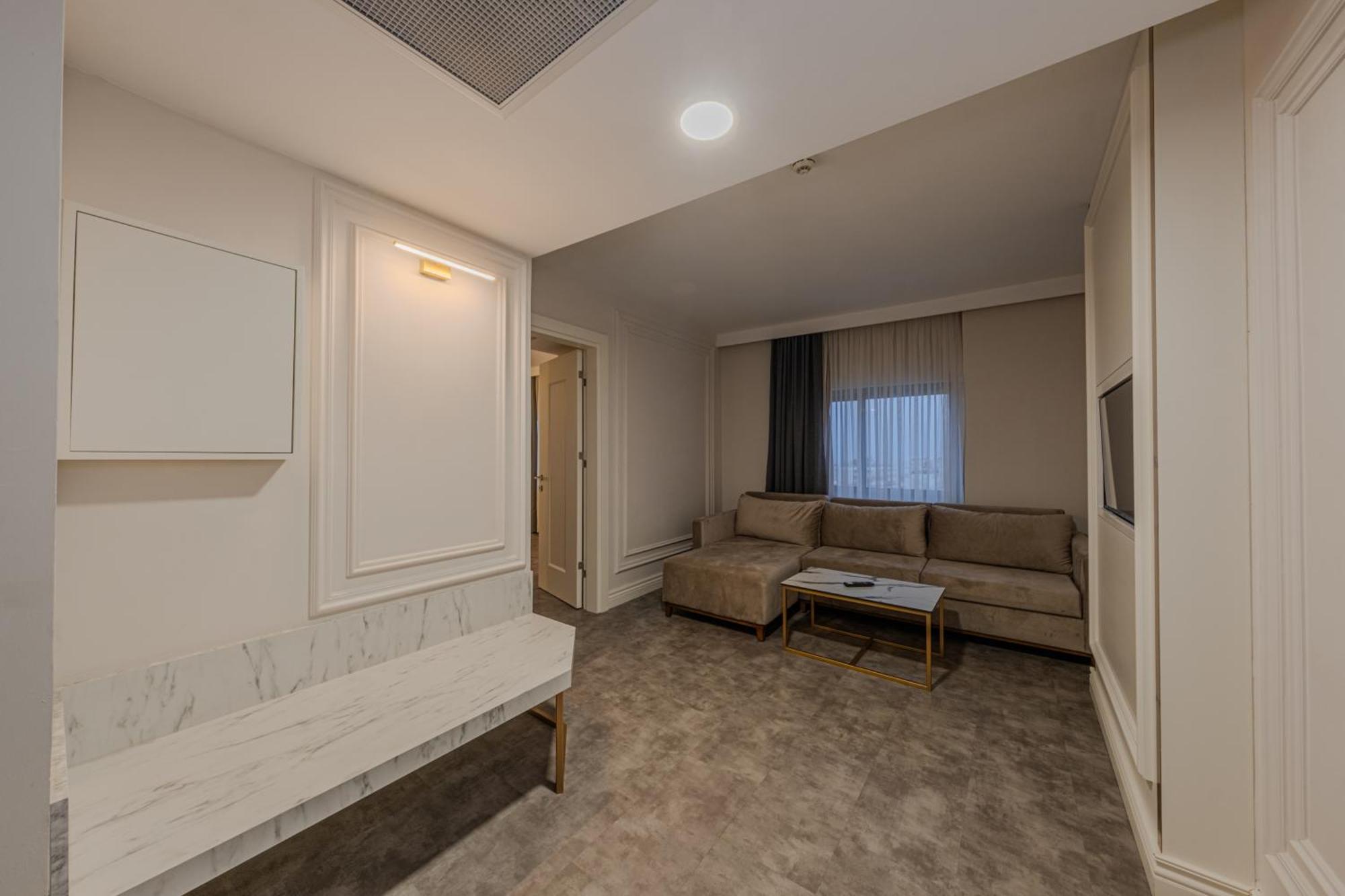 Western Khan Hotel 4*