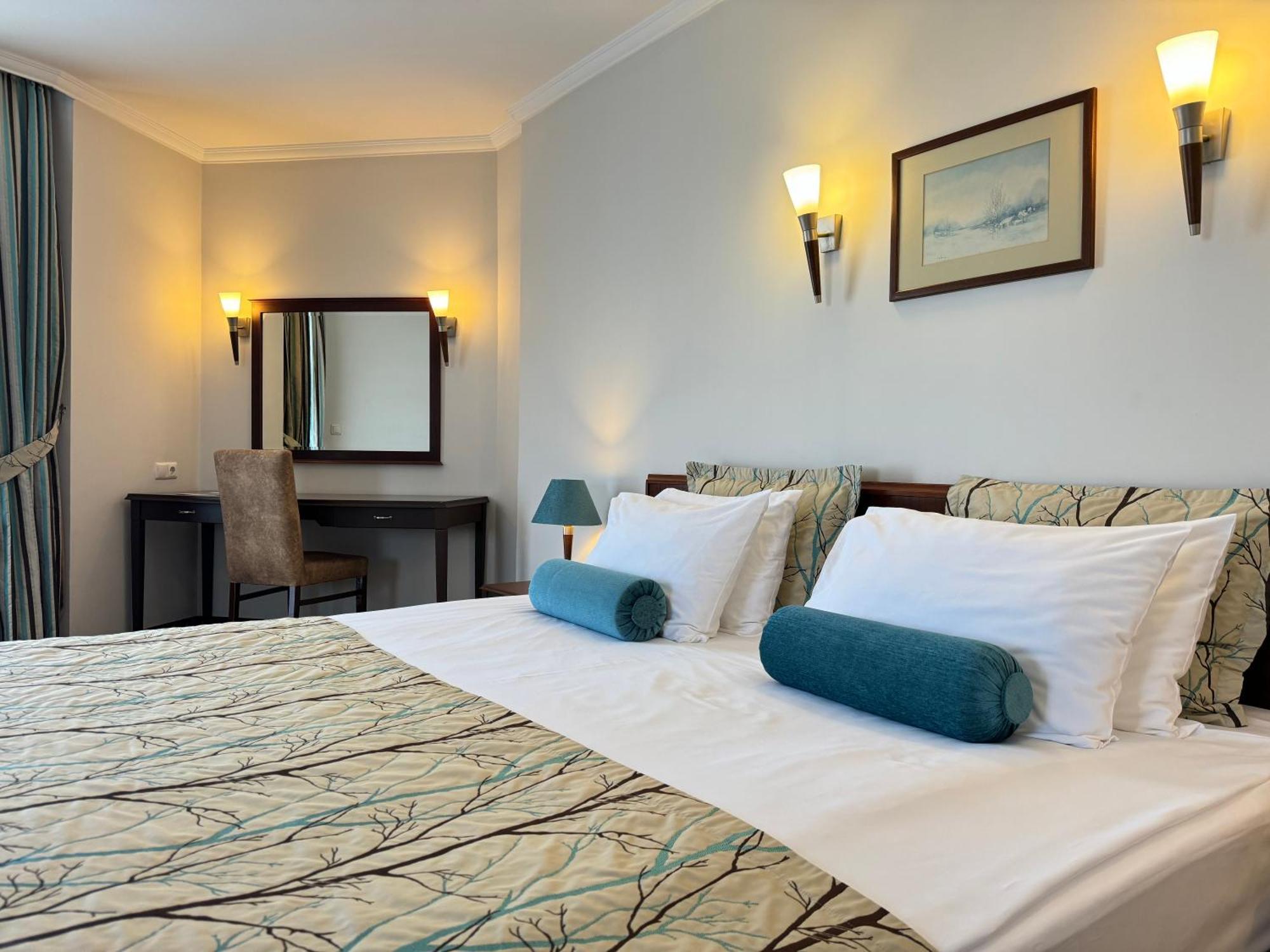 Hotel Western Khan 4*