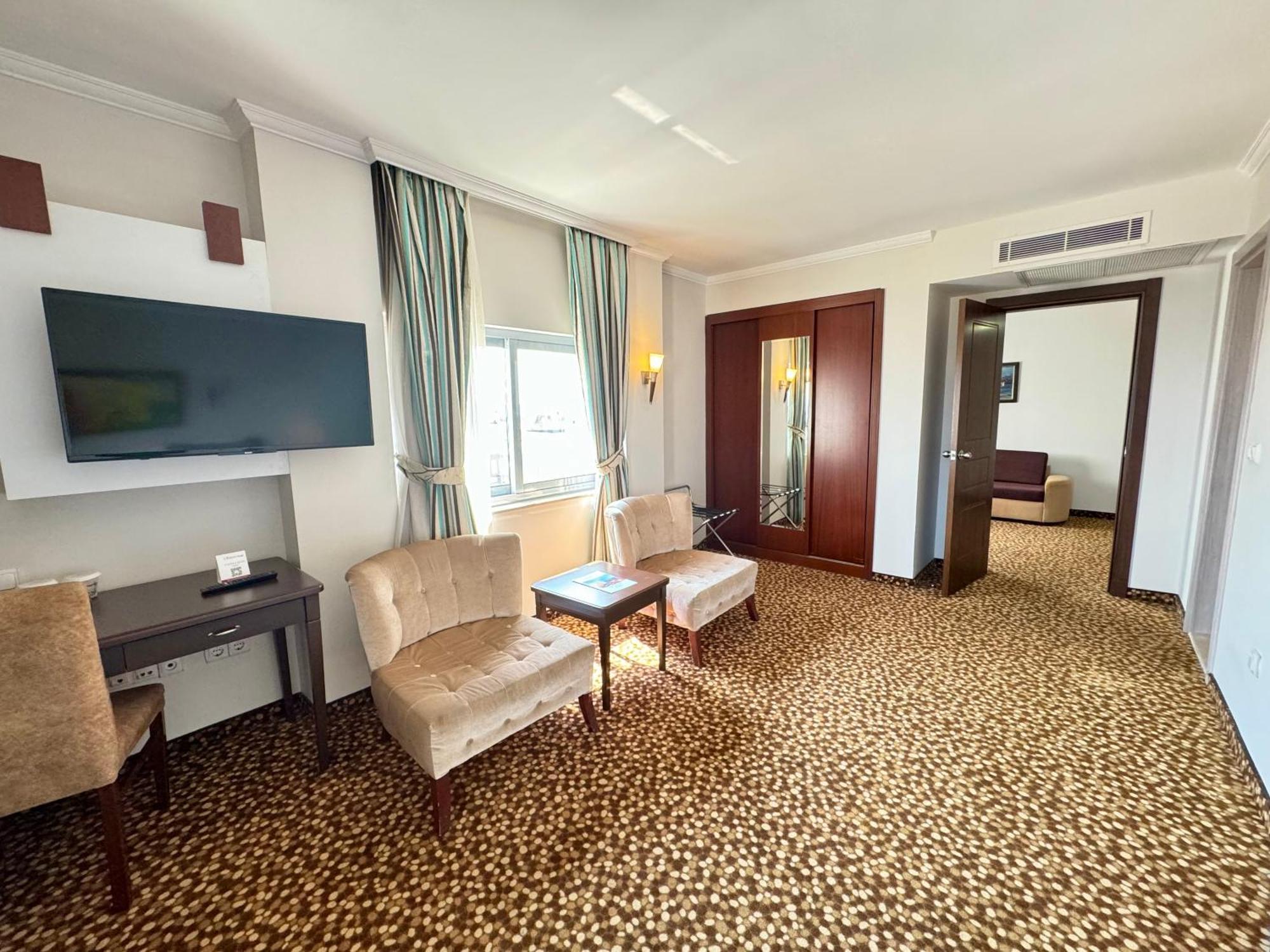 Hotel Western Khan