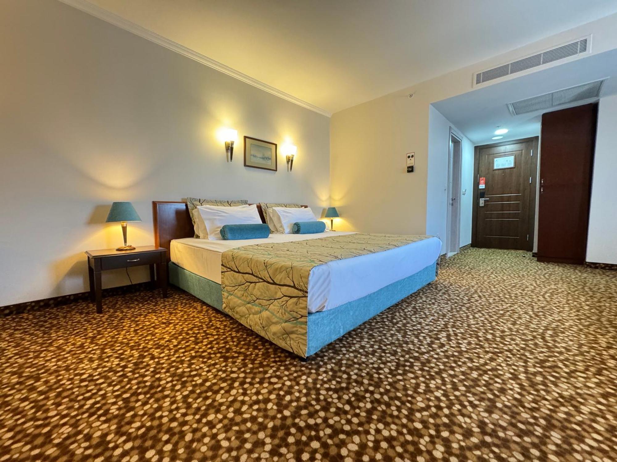 Hotel Western Khan