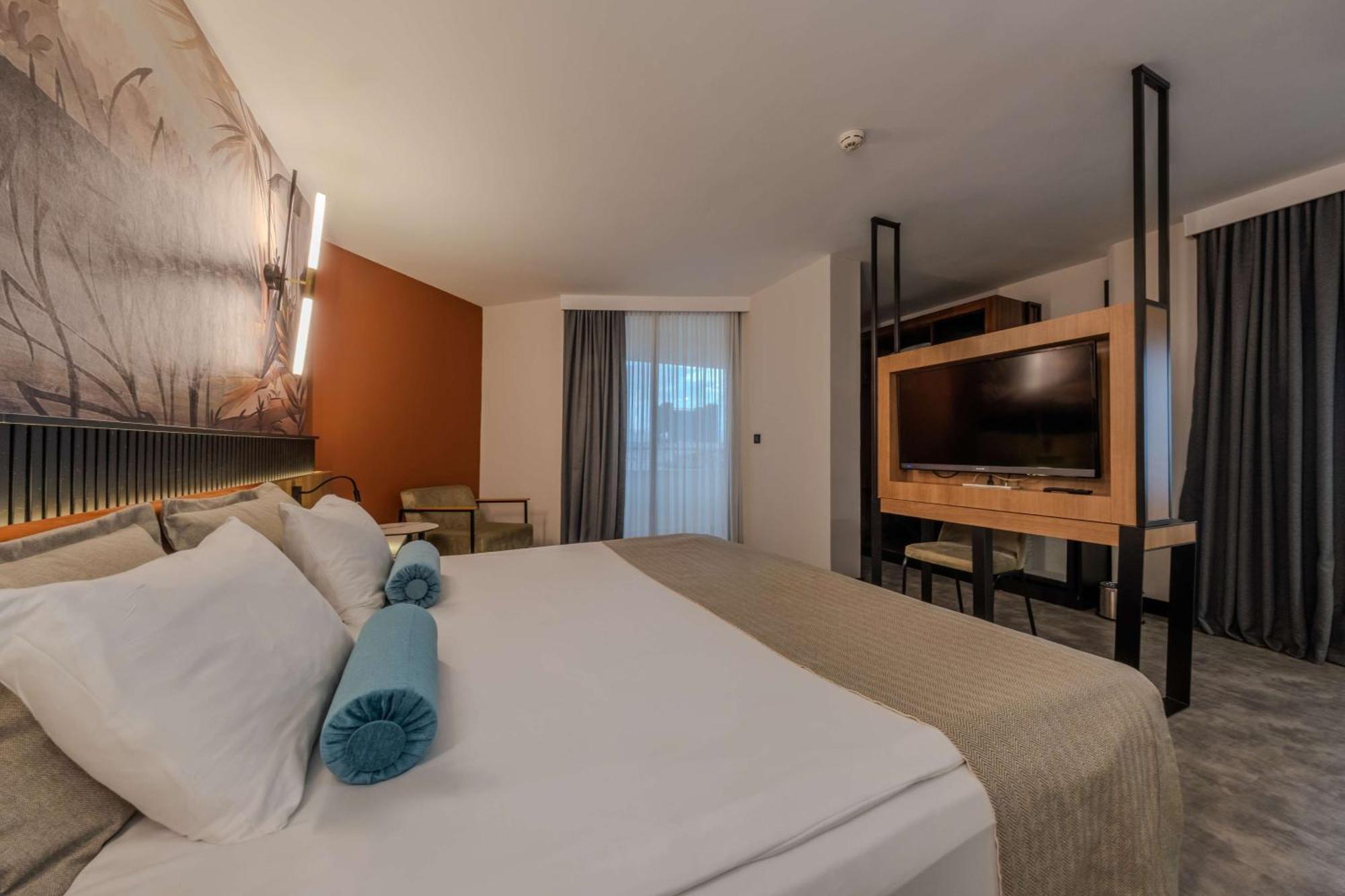 Western Khan Hotel 4*