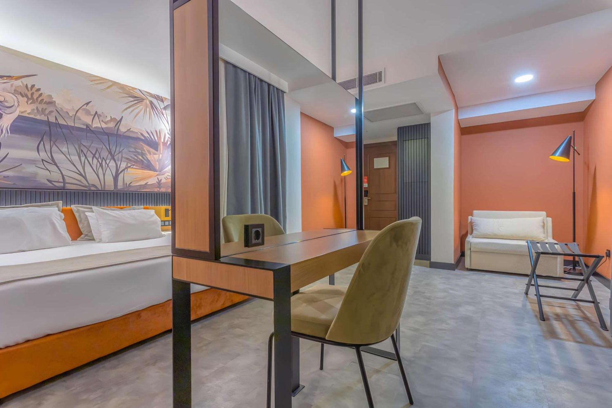 Western Khan Hotel 4*