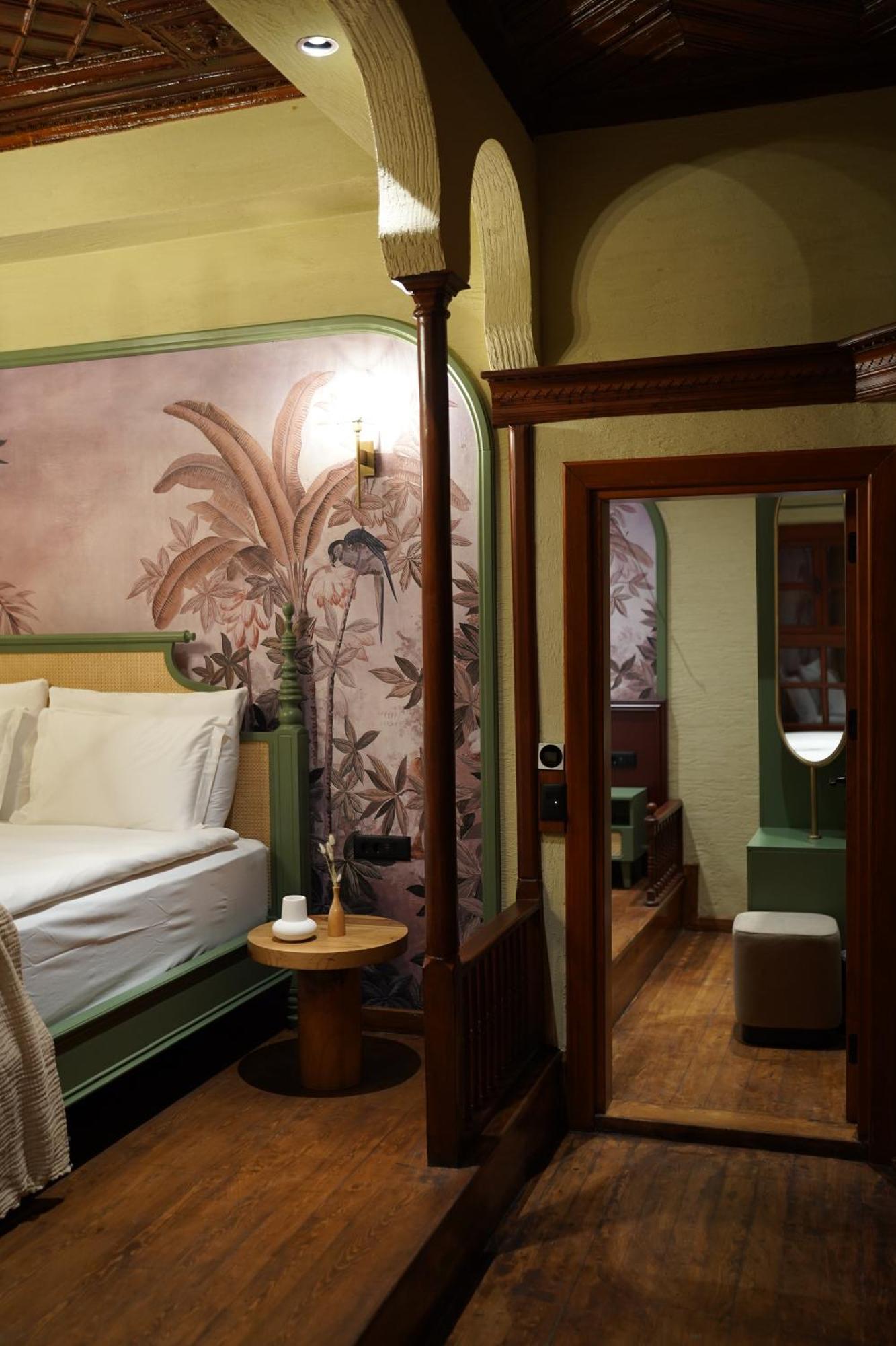 Belmondo Hare Old Town Hotel