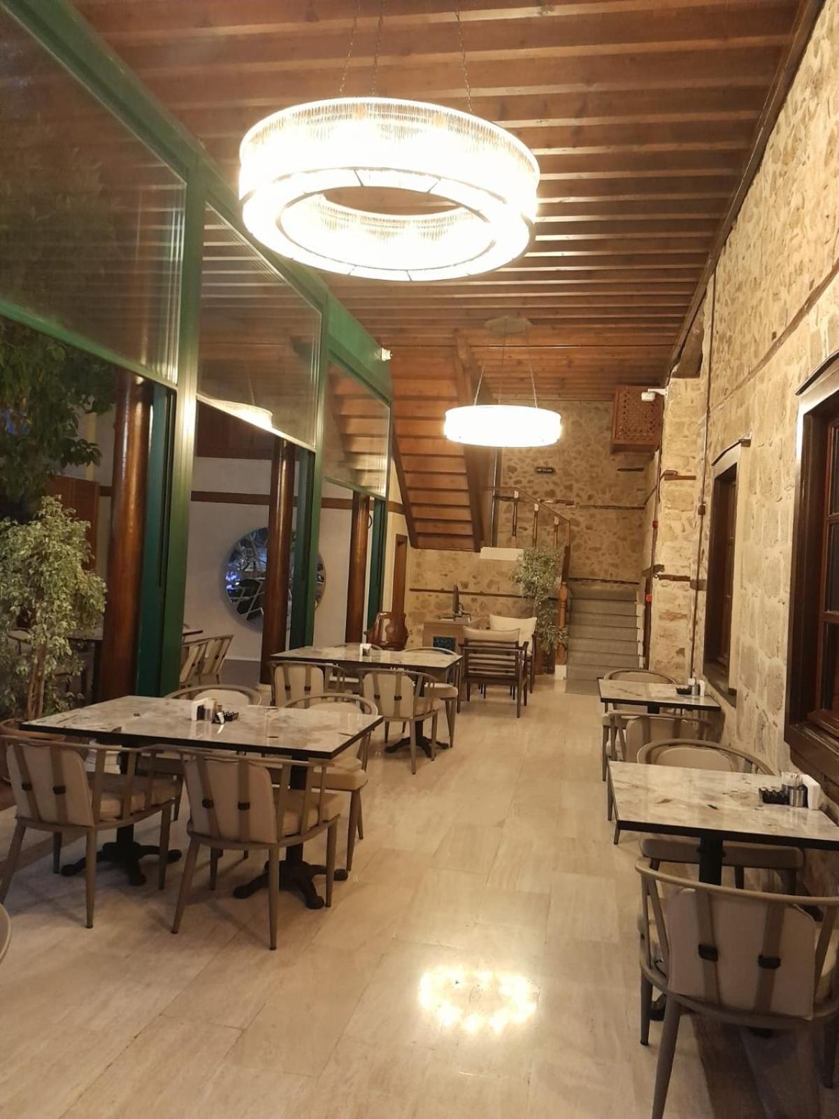 Belmondo Hare Old Town Hotel