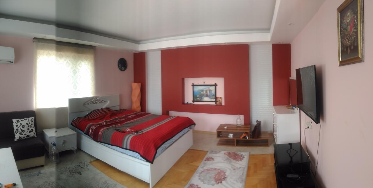 Apartment 2033. Sokak *