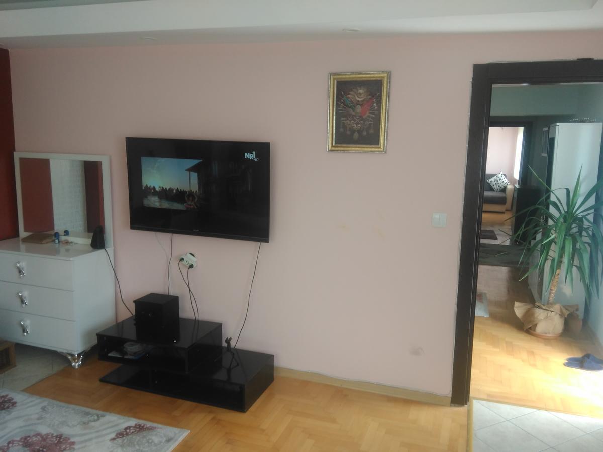 Apartment 2033. Sokak