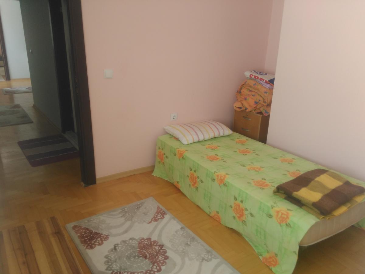 Apartment 2033. Sokak *