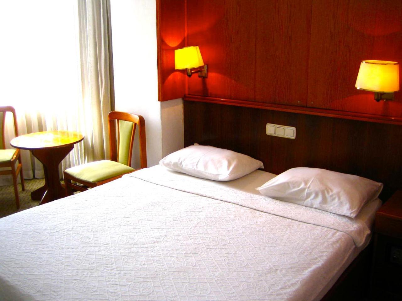 Hotel Gueleryuez 2 2*